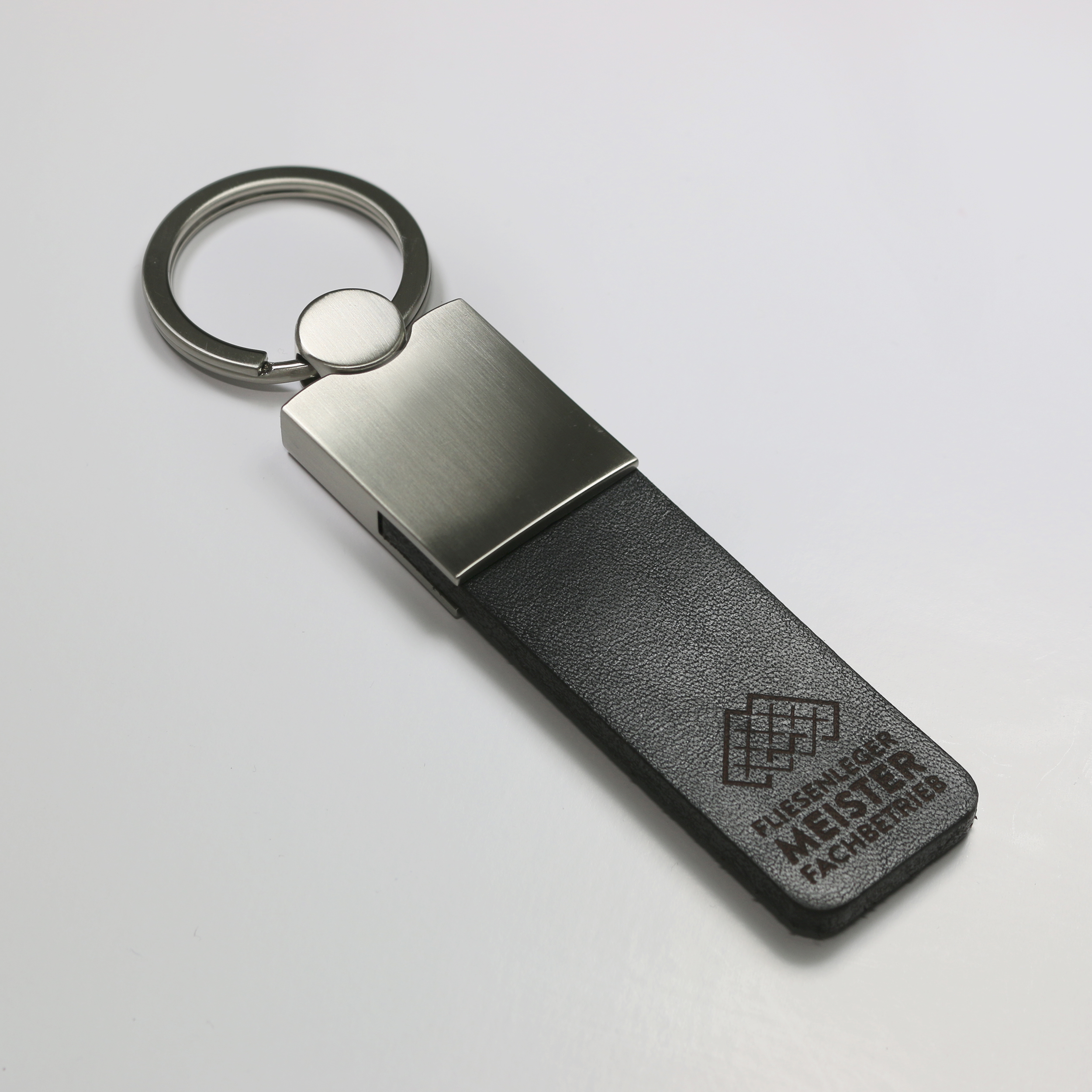 Schlüsselanhänger aus 4 mm Leder mit Meistergravur